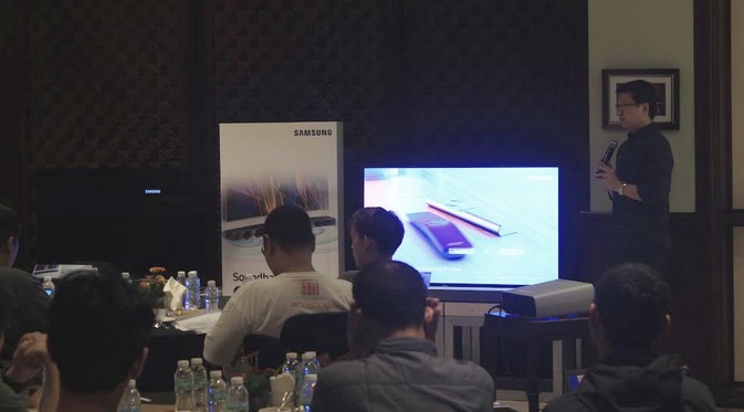 Harris Pranata Wijaya Product Marketing Manager Samsung Electronics Indonesia saat memberikan presentasi di depan awak media