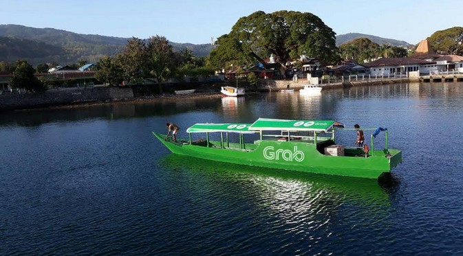 Grab Bersama Mitra Donasikan Perahu untuk Para Guru di NTT