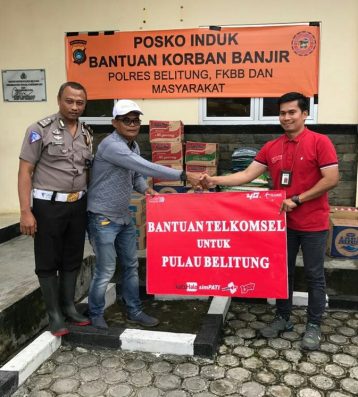 Supervisor Corporate Communications Region Sumbagsel Telkomsel Robby Suhendra menyerahkan bantuan Telkomsel bagi masyarakat Belitung source Telkomsel.jpeg