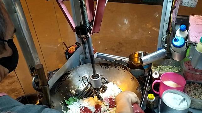 Viral Penjual Nasi Goreng Dibantu Robot Pengaduk Nasi