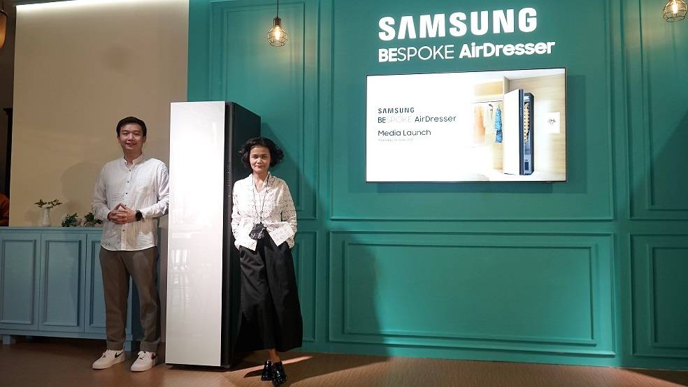Melvin dan Chitra dengan Samsung AirDresser03