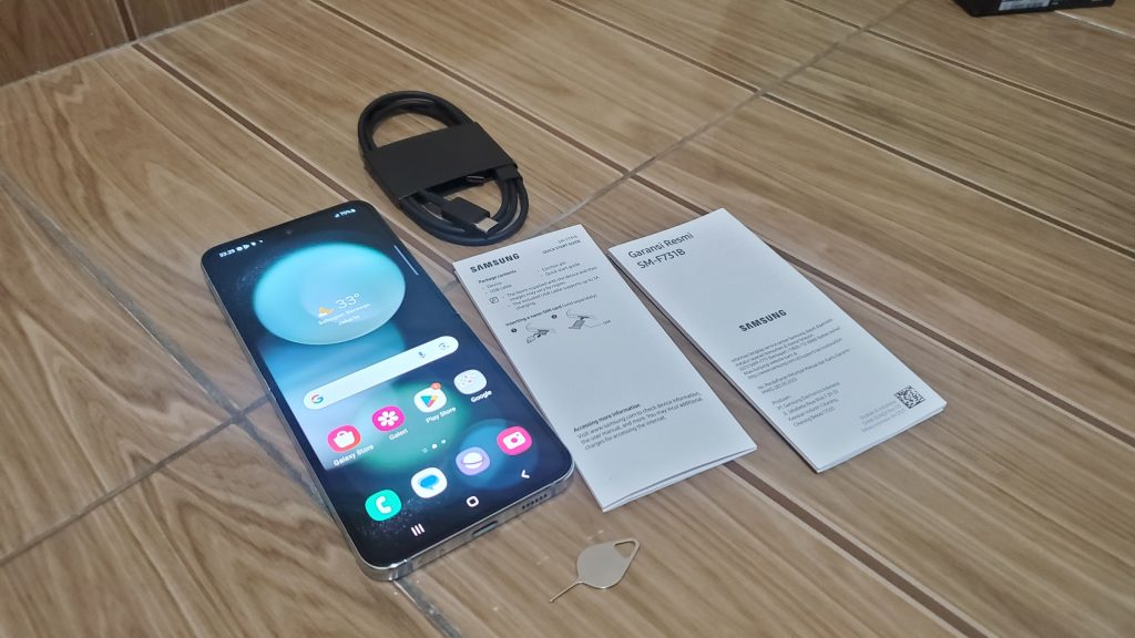 Kelengkapan Samsung Galaxy Z Flip5