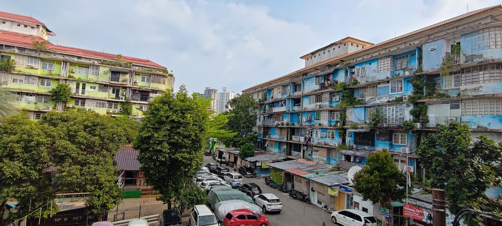Menggunakan fitur kamera ultrai wide juga sanggup menangkap jangkauan objek yang lebih besar dan luas tanpa menghilangkan 'penyok' di sisi kiri dan kanan.