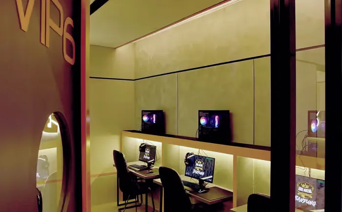 Interior modern RRQ Arena Bandung dengan setup gaming lengkap