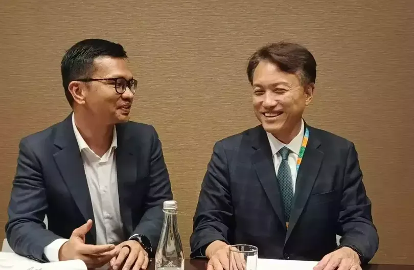 Country Lead Indonesia untuk Global Energy Alliance for People and Planet Lucky Luqman Nurrahmat (kiri) bersama Chief Executive Officer, Global Energy Alliance for People and Planet Woochong Um (kanan)