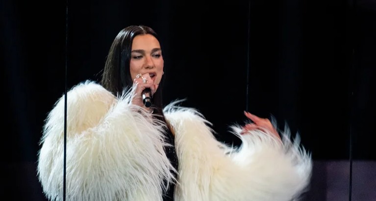 Samsung Gunakan Foto Dua Lipa untuk Promosi TV Tanpa Izin