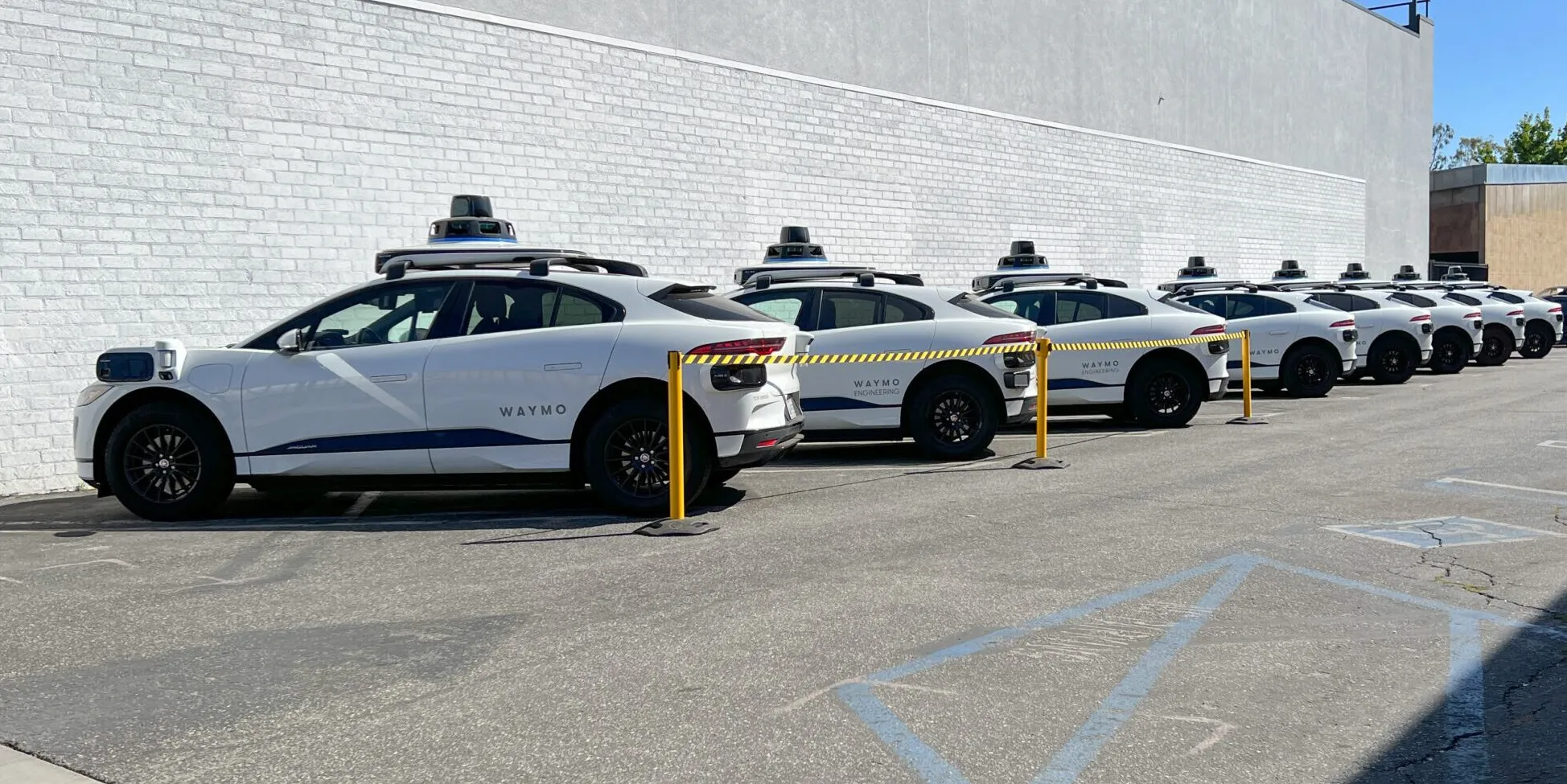 Waymo Recall 3.791 Robotaxi Akibat Cacat Software