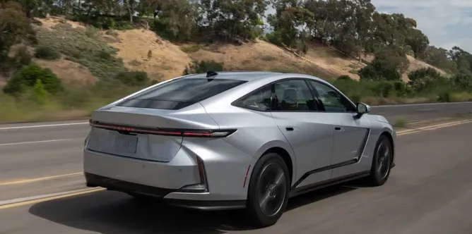 Interior Lexus ES350h 2026 dengan layar besar dan material premium