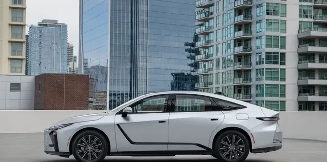 Tampilan depan Lexus ES350h 2026 dengan desain grille yang lebih besar dan lampu LED tajam