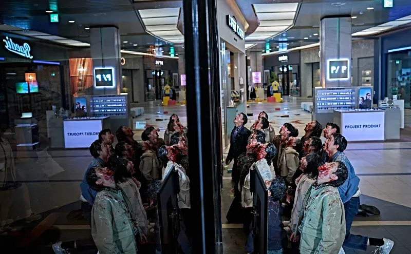 Adegan film Colony yang menampilkan zombie dalam jaringan komunikasi futuristik
