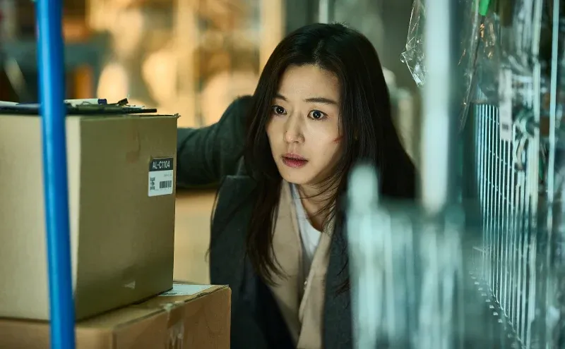 Koo Kyo Hwan memerankan Seo Yeong Cheol dalam film Colony