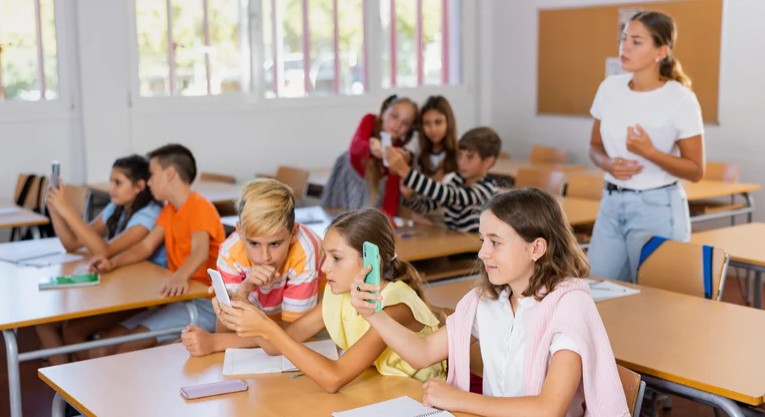 Negara Ini Siapkan Larangan Ponsel di Sekolah untuk Siswa di Bawah 16 Tahun