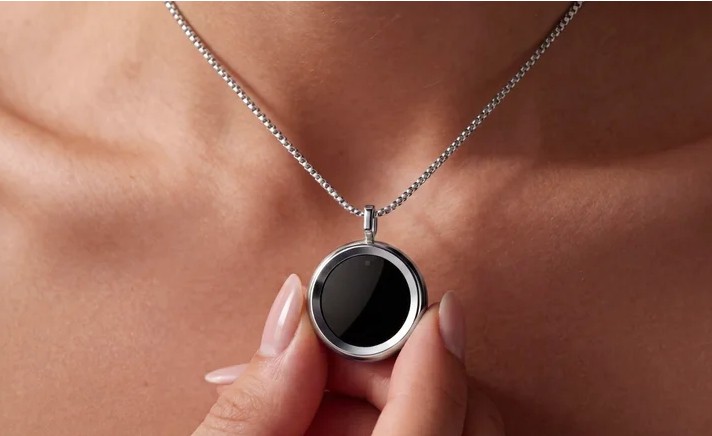 Cantik, Ini Kalung Pintar Pemantau Paparan Sinar UV