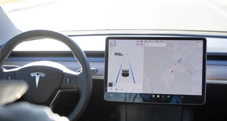 Sistem Autopilot Tesla Tabrak Rumah di Texas, Satu Orang Tewas