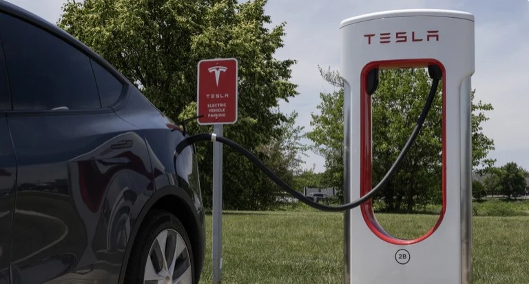 Keluarga Korban Tewas Gugat Tesla dan Pengemudi Usai Mobil Tabrak Rumah di Texas
