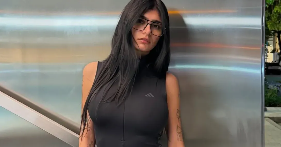 Mia Khalifa tampil berani pakai bra transparan di pemotretan terbaru yang bikin netizen heboh