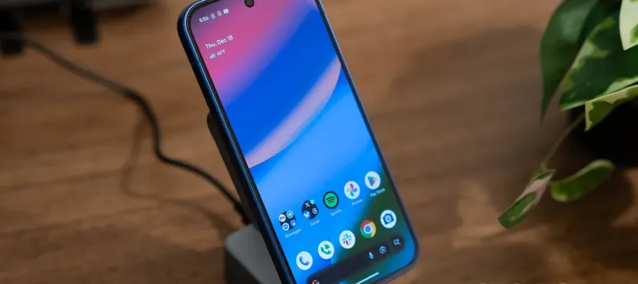 Google Pixelsnap Stand Qi2 tampak samping