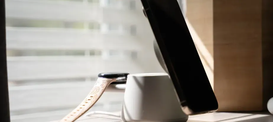 Google Pixelsnap Stand Qi2 dengan kabel USB-C