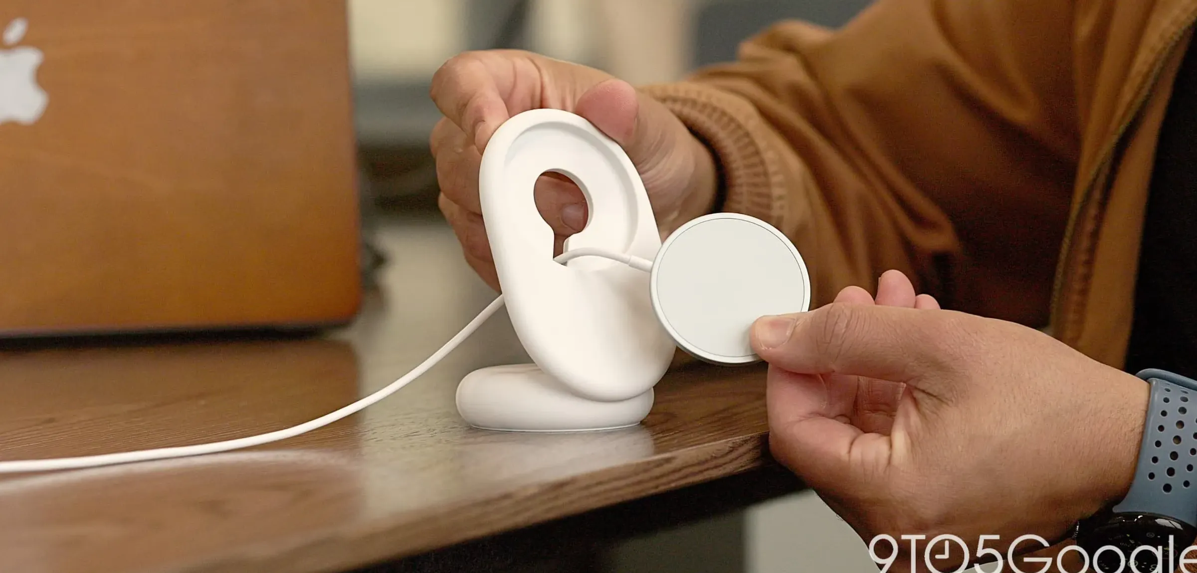 Google Pixelsnap Stand Qi2 dengan Pixel 10 terpasang