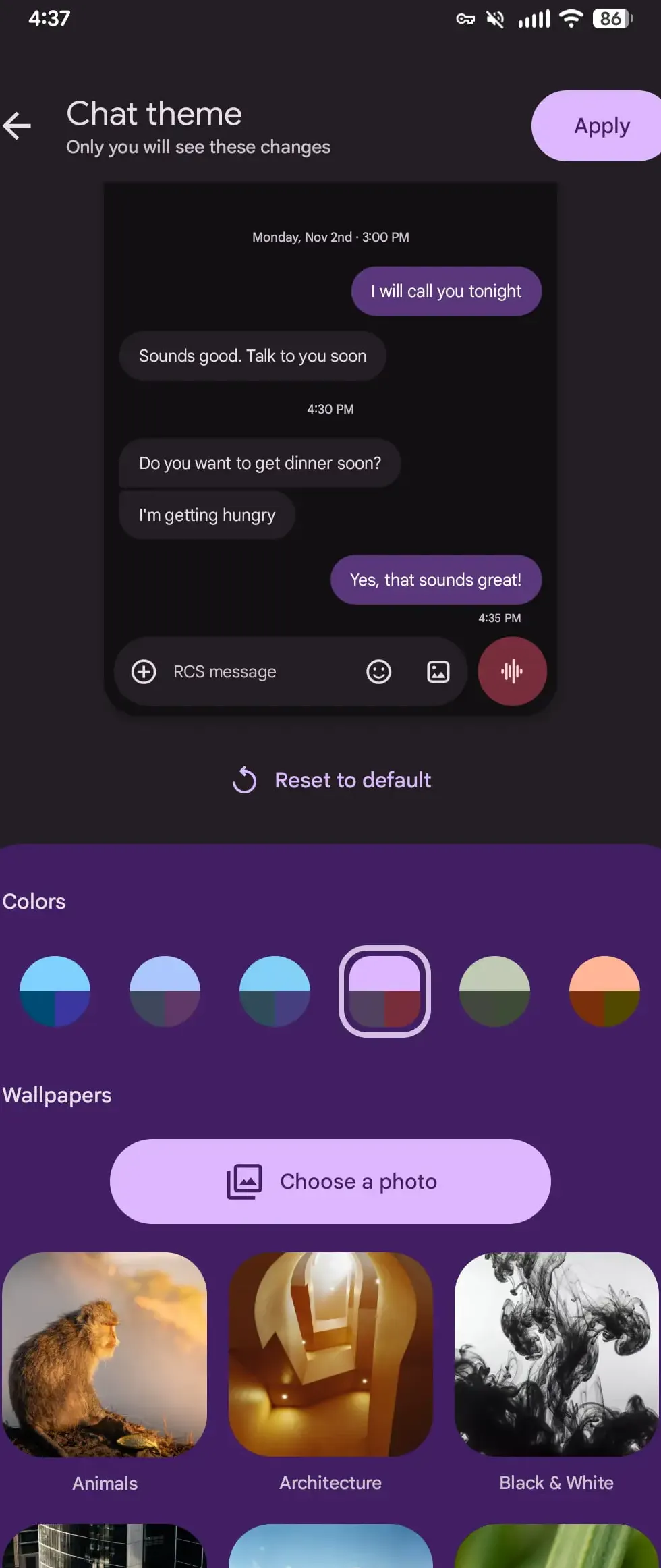 Tampilan fitur Chat themes Google Messages yang menampilkan opsi kustomisasi warna dan wallpaper