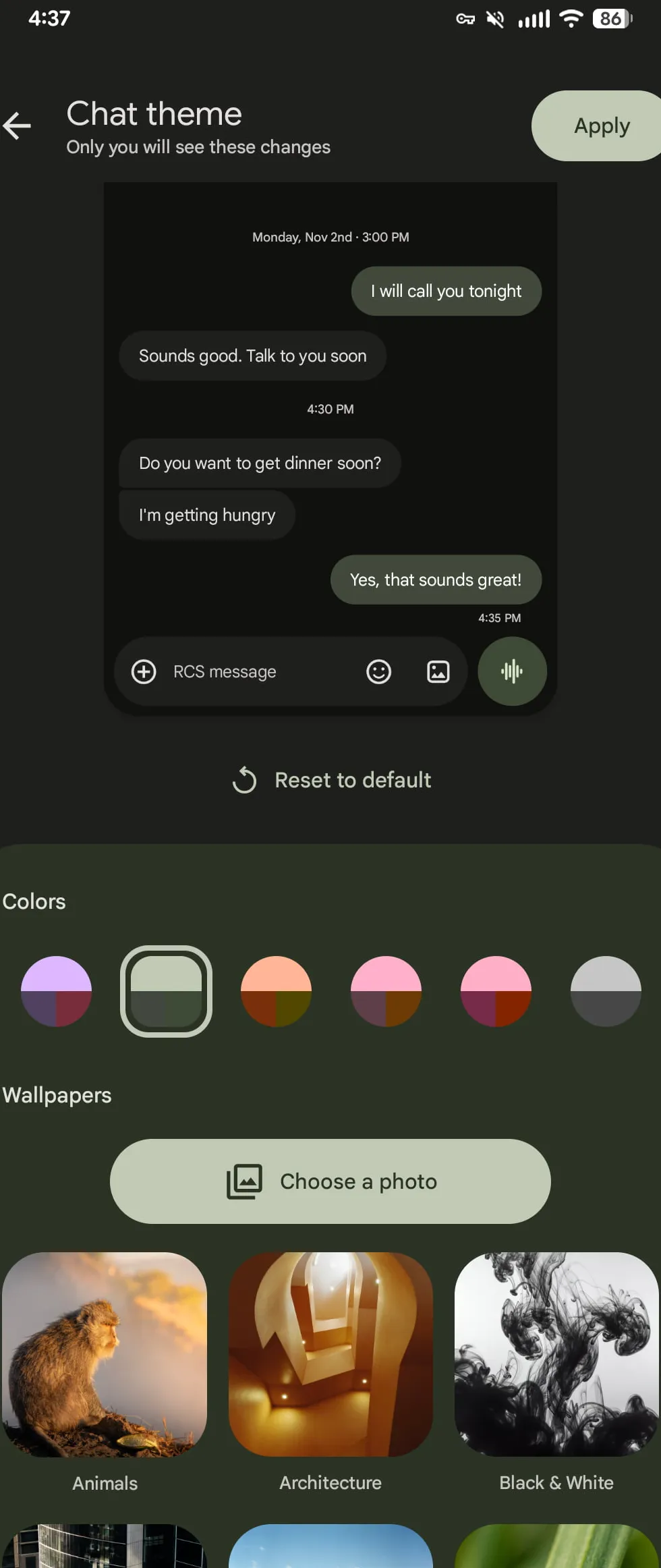 Contoh penerapan Chat themes dengan wallpaper kustom di Google Messages