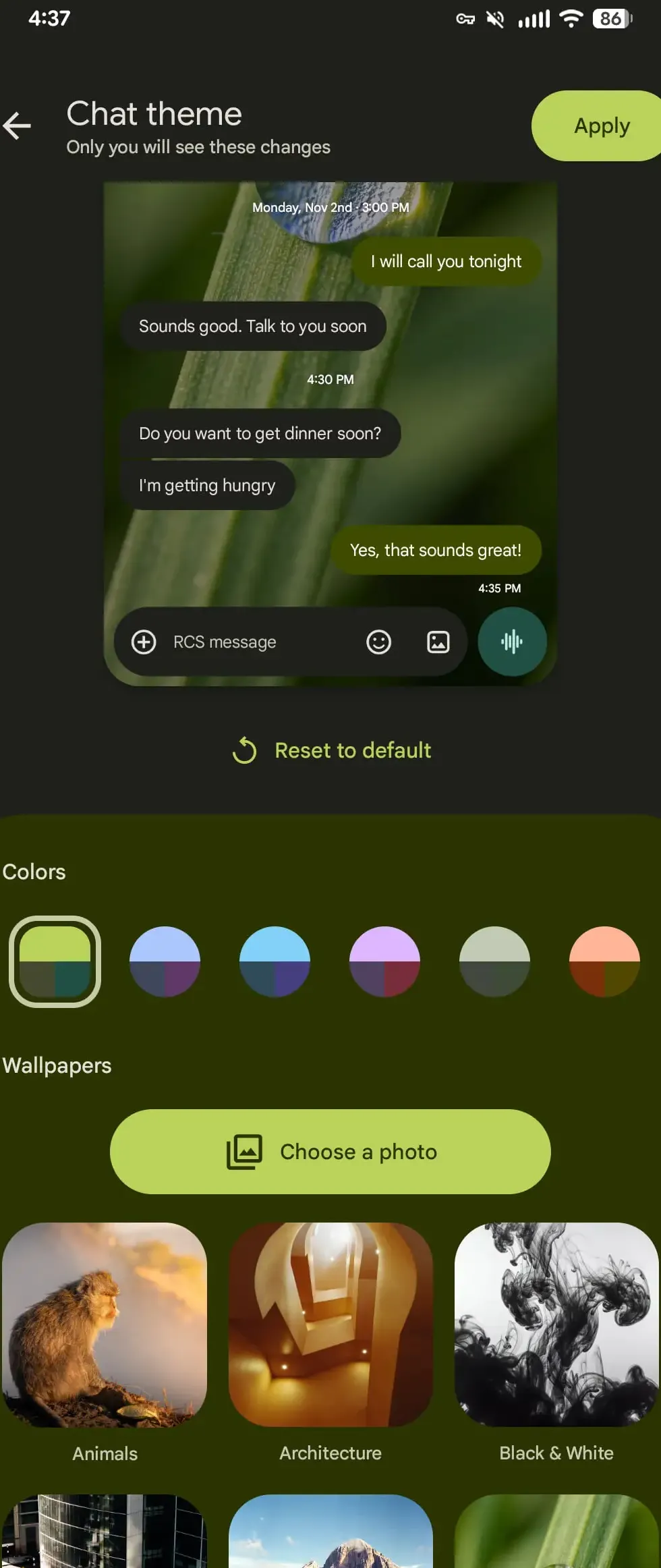 Carousel pilihan warna untuk gelembung pesan di Google Messages Chat themes