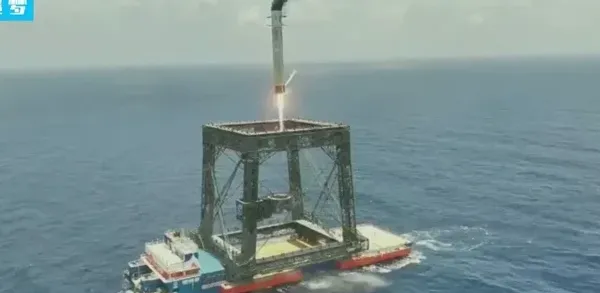 Booster roket Long March-10B milik China berhasil mendaratkan untuk pertama kalinya
