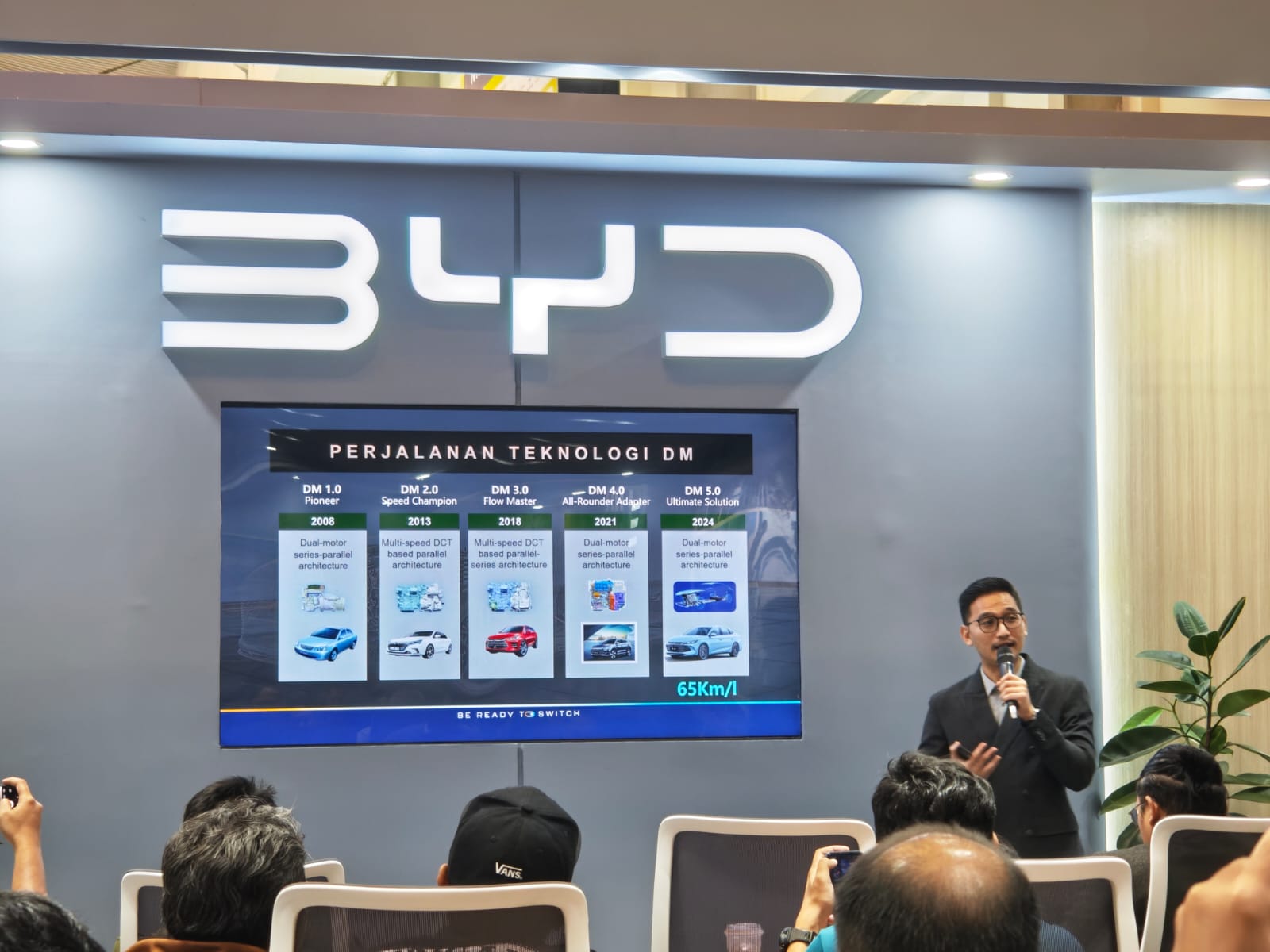 Content image for article: BYD Ungkap Cara Kerja Teknologi Dual Mode di M6 DM, Motor Listrik Jadi Penggerak Utama