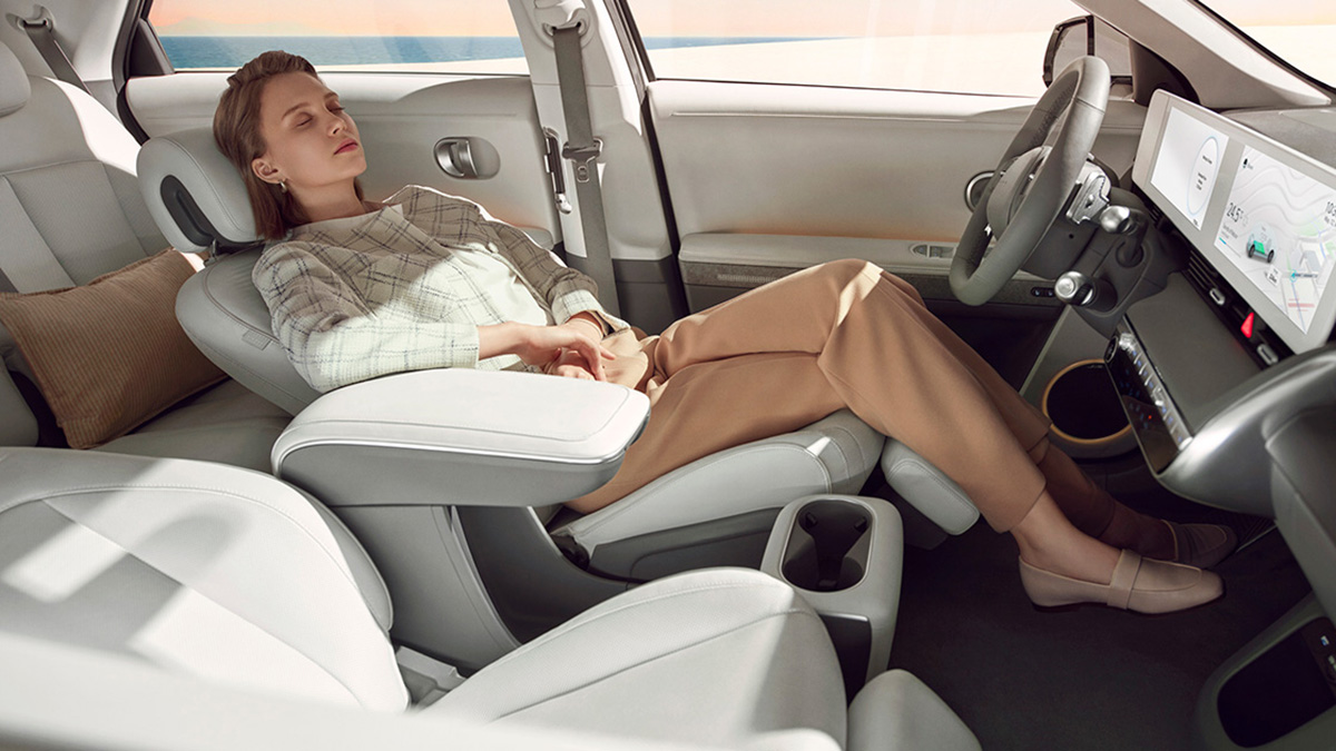 Amankah Tidur di Mobil Listrik saat Parkir dan Mesin Menyala?