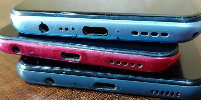 A pile of old Android smartphones.