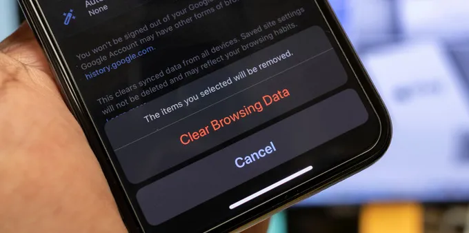 Smartphone showing a confirmation prompt to clear browsing data.