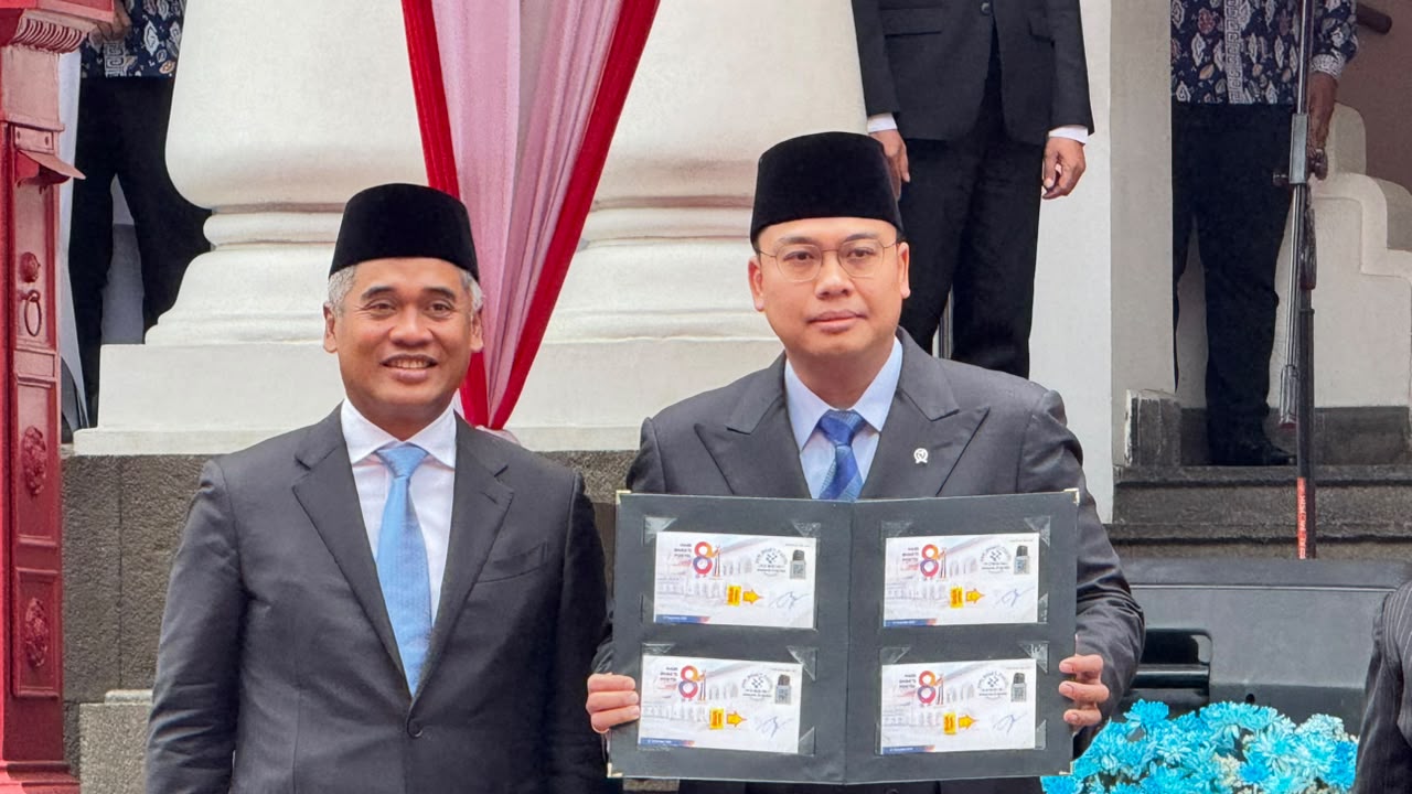 Content image for article: Wamen Komdigi Pimpin Upacara Hari Bhakti Postel ke-81 di Bandung
