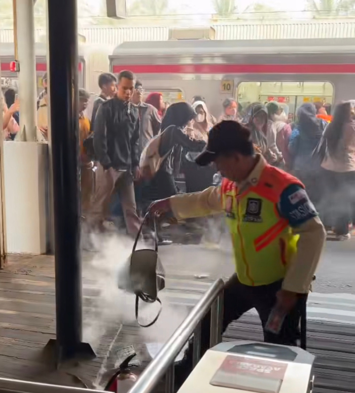 Ponsel Diduga Korslet, Tas Penumpang Berasap di Stasiun Rawa Buntu