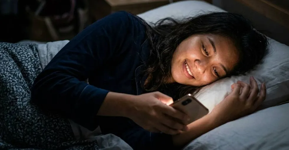 Dampak Buruk Main Ponsel Sebelum Tidur bagi Fisik dan Psikis