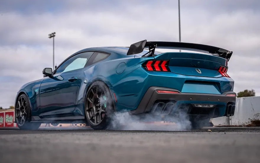 Ford Mustang Dark Horse SC Meluncur, V8 Supercharged 795 HP