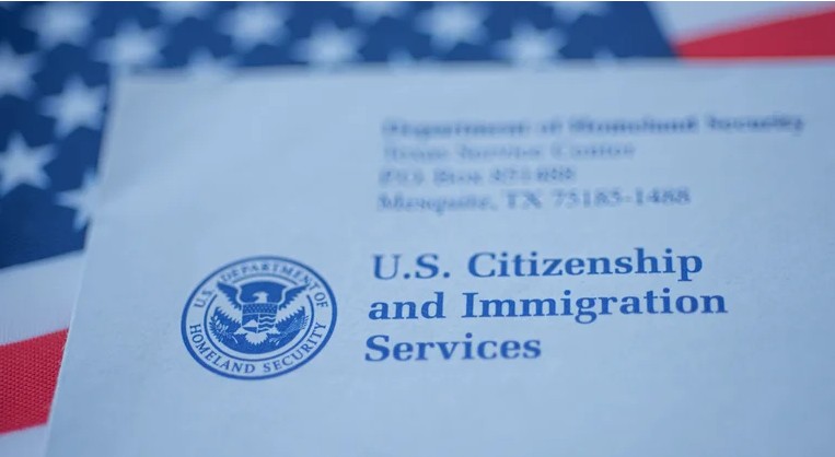 AS Tangguhkan Program Green Card Microsoft dan Adobe
