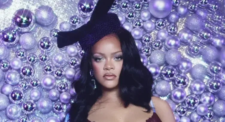Rihanna Pamer Koleksi Lingerie Burgundy Savage x Fenty Sambut Natal