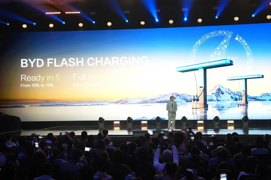 Perangkat FLASH Charging BYD dengan desain T-Shaped Pulley dan konektor menggantung