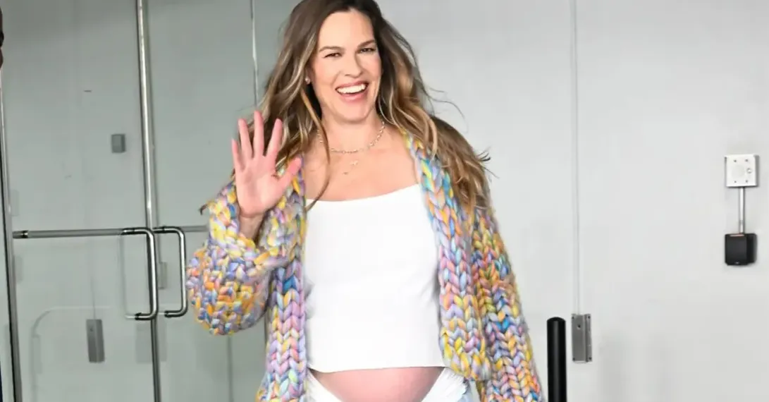 Perut Buncit Hilary Swank Diserang Teori Konspirasi Perut Palsu