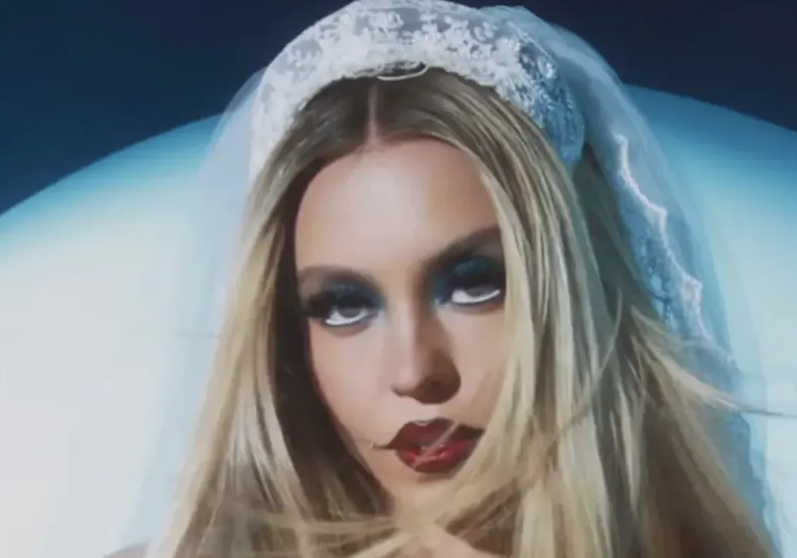 Sydney Sweeney Pamer Lingerie Hitam ala Jack Skellington di Kampanye SYRN