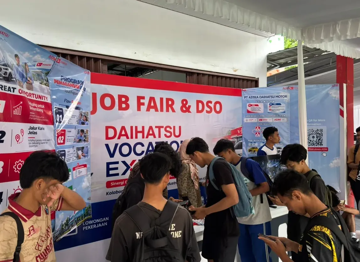 Daihatsu Bekali 14 SMK dengan Alat Praktik dan Pusat Keahlian Otomotif
